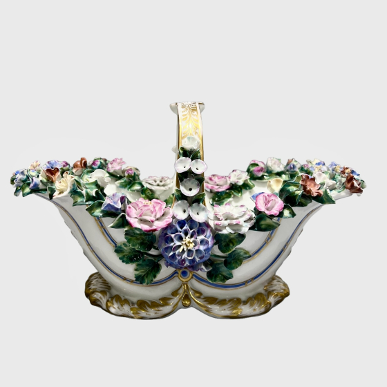 Корзинка с лепными цветами, Россия, завод "Миклашевского А.М.", 1840-е гг. Корзинка с лепными цветами, Россия, завод "Миклашевского А.М.", 1840-е гг.